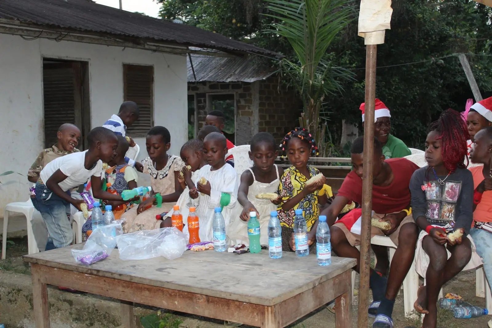 Enfants Camerounais qui mangent pour Noël