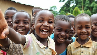 Enfants heureux au Cameroun recevant des dons Enfants heureux au Cameroun recevant des dons